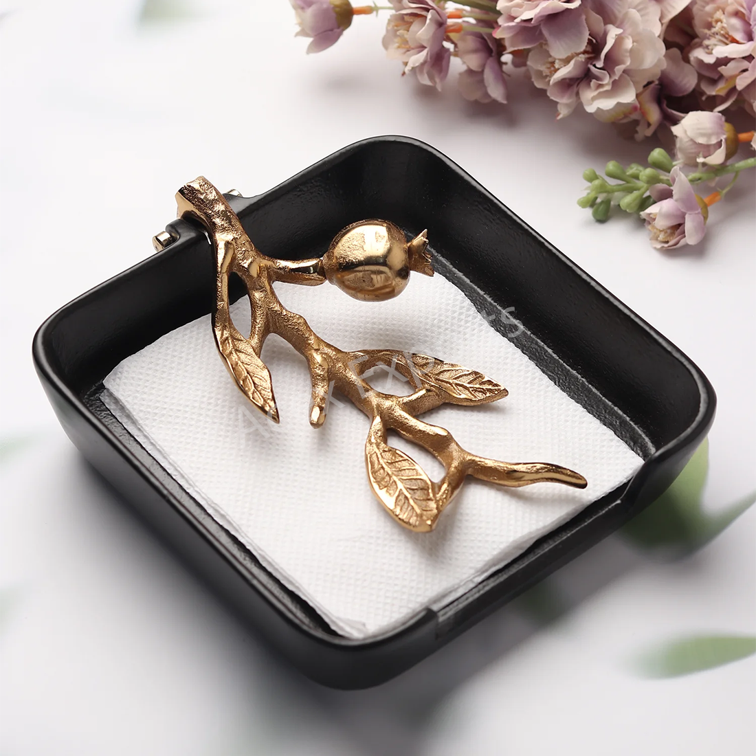 Leafy tissue holder in Black Gold