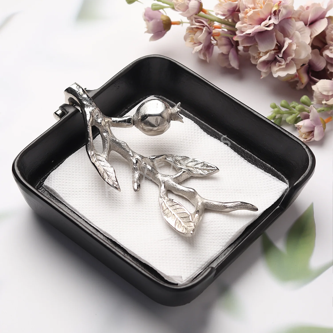 Leafy tissue holder in Black Silver