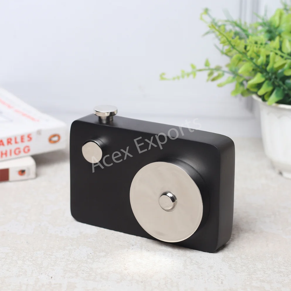 Vintage Shutter Charm in Black